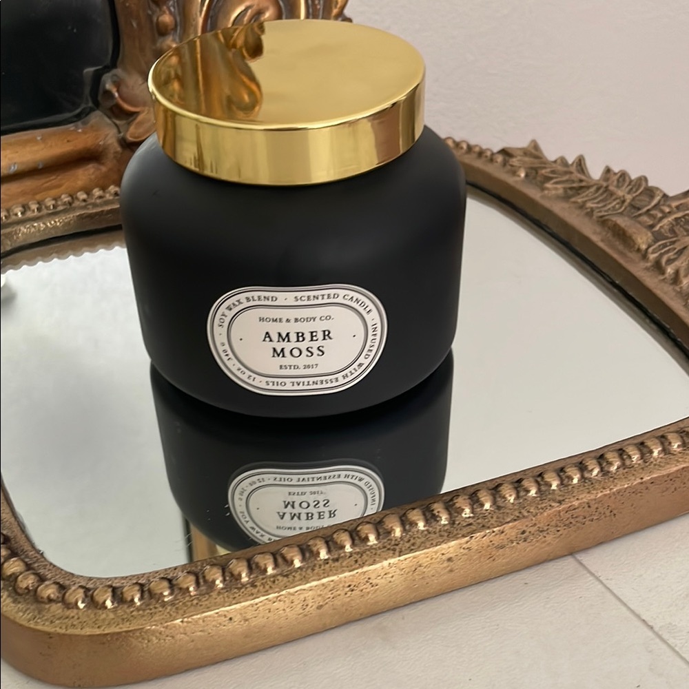 Amber Moss Scented Candle with Gold Lid - Picture 4 of 4